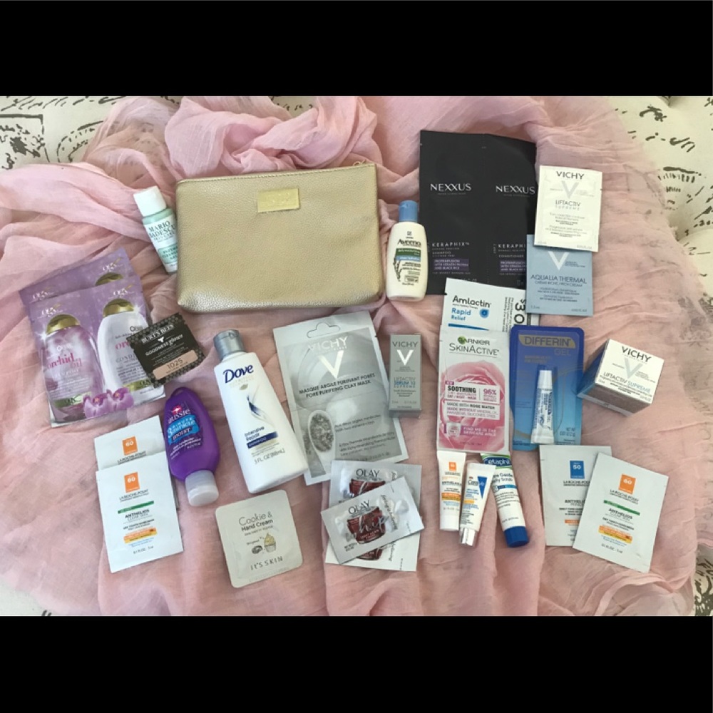 New Mario Badescu makeup bag & 27 skincare samples